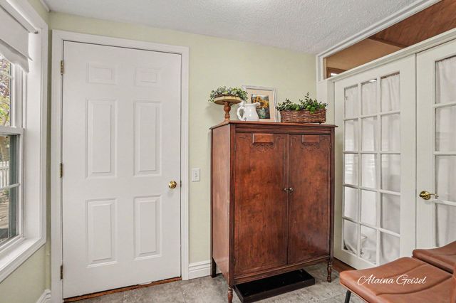 385 Marquette Avenue, Holland, MI 49424