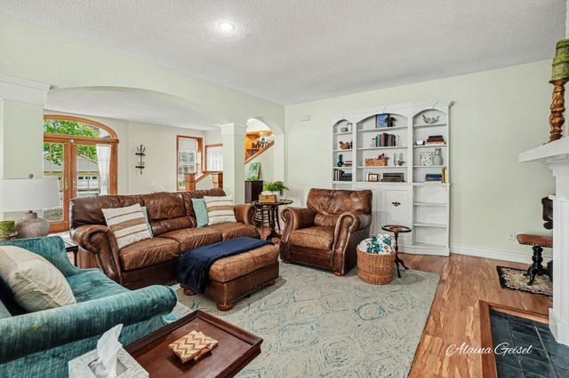 385 Marquette Avenue, Holland, MI 49424