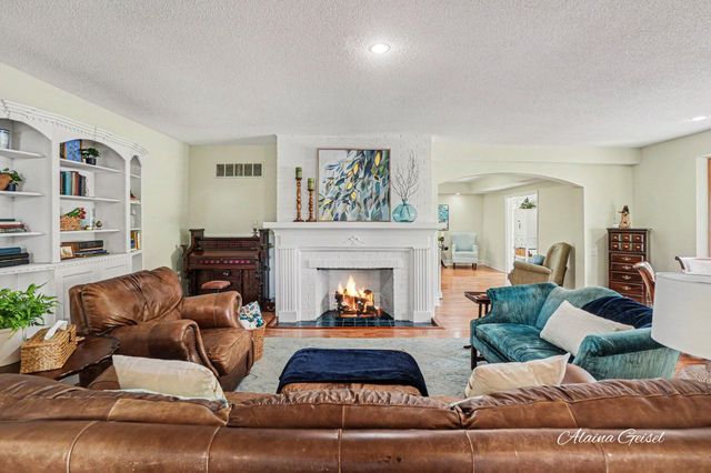 385 Marquette Avenue, Holland, MI 49424