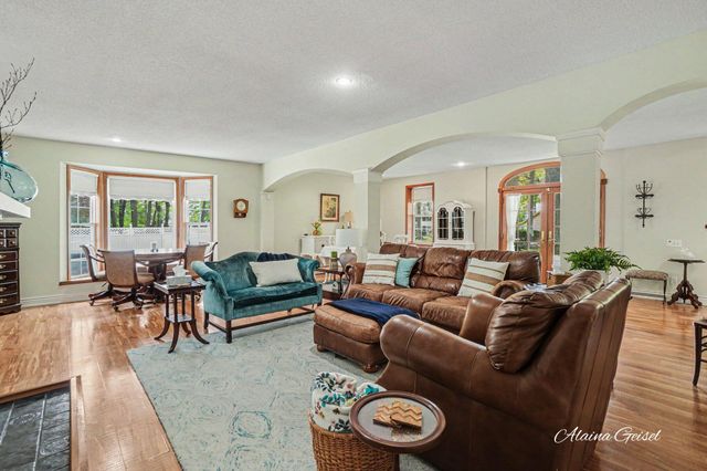 385 Marquette Avenue, Holland, MI 49424