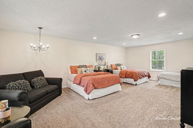 385 Marquette Avenue, Holland, MI 49424
