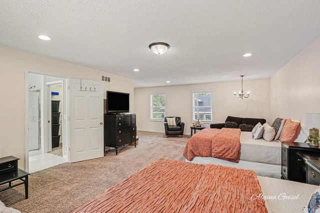 385 Marquette Avenue, Holland, MI 49424