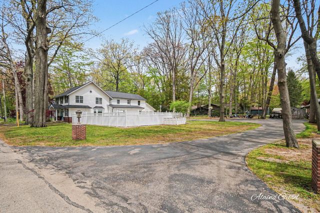 385 Marquette Avenue, Holland, MI 49424