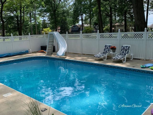 385 Marquette Avenue, Holland, MI 49424