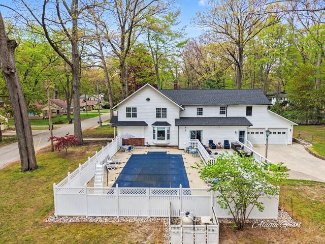 385 Marquette Avenue, Holland, MI 49424