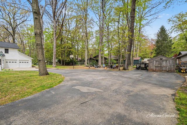 385 Marquette Avenue, Holland, MI 49424