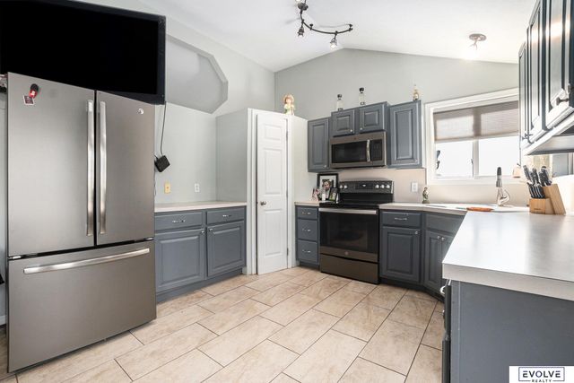 8402 Hanover Street, Omaha, NE 68122