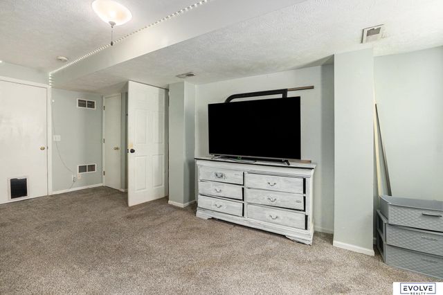 8402 Hanover Street, Omaha, NE 68122