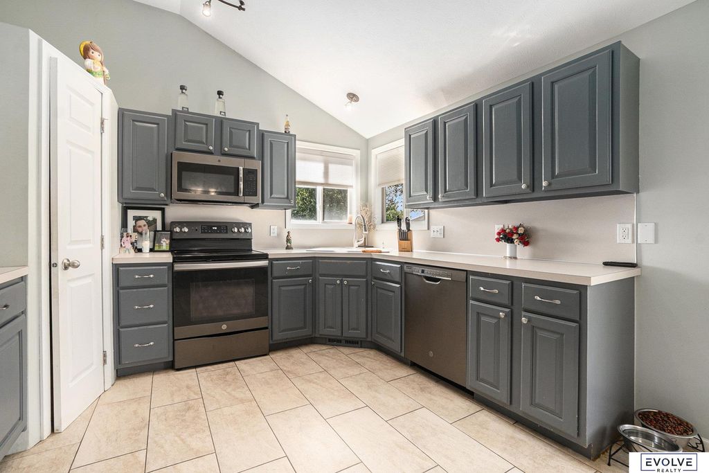 8402 Hanover Street, Omaha, NE 68122