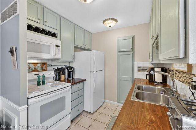 526 W Rockwell Street, Fenton, MI 48430