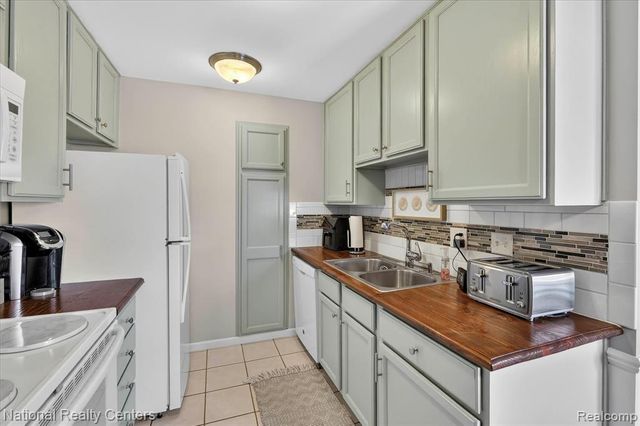 526 W Rockwell Street, Fenton, MI 48430