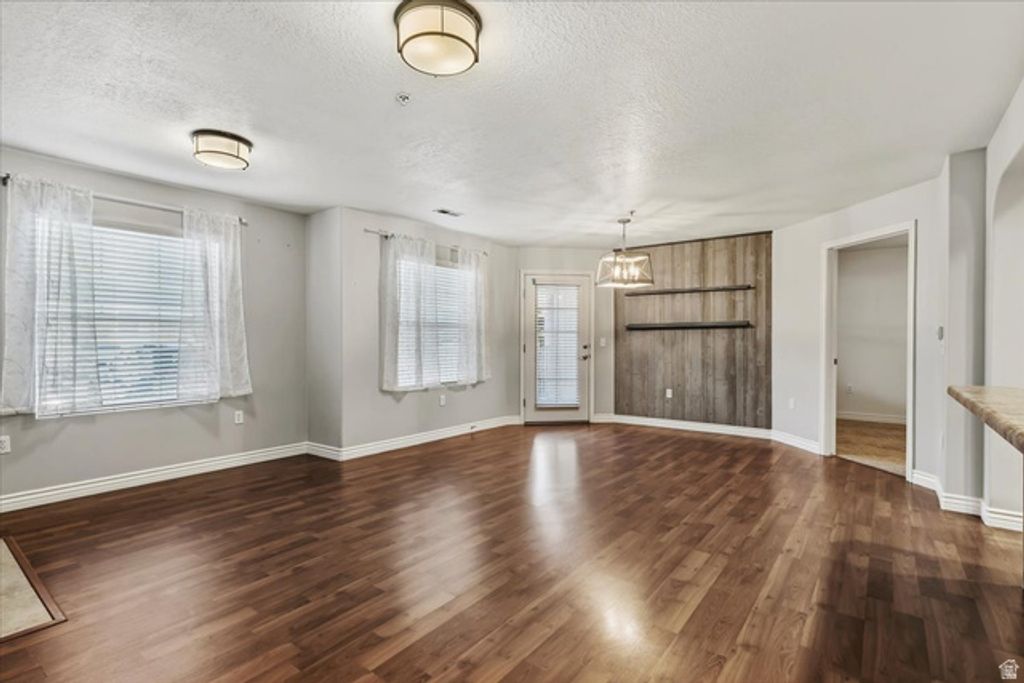 Image 7 of property listing at 11763 S CURRANT DR #101, South Jordan, UT 84009