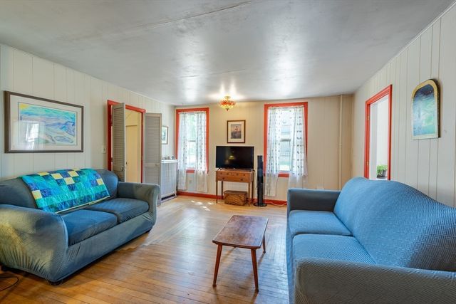 14 Holyoke St, Easthampton, MA 01027