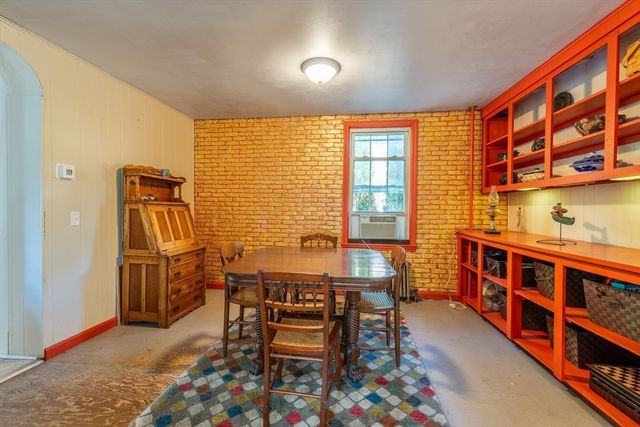 14 Holyoke St, Easthampton, MA 01027