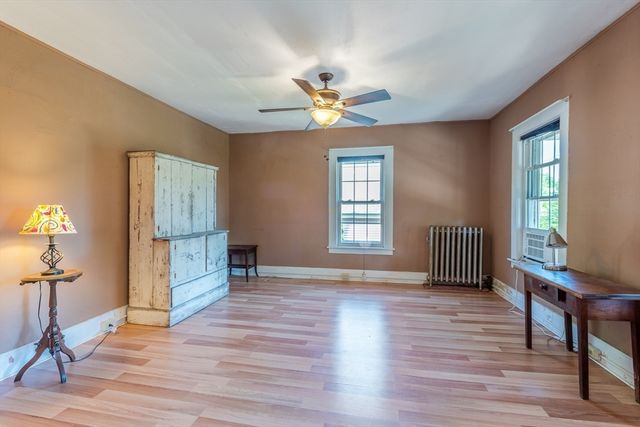 14 Holyoke St, Easthampton, MA 01027