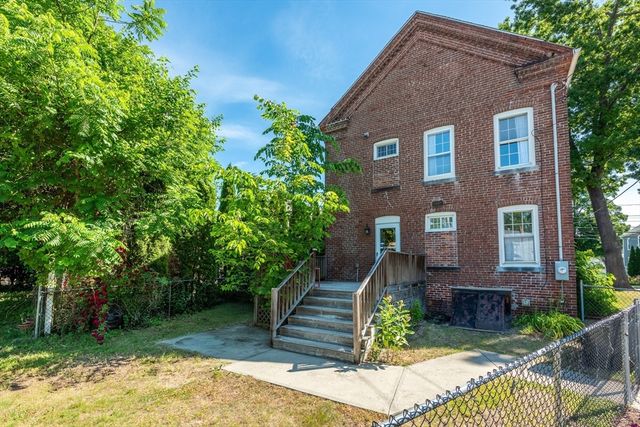 14 Holyoke St, Easthampton, MA 01027