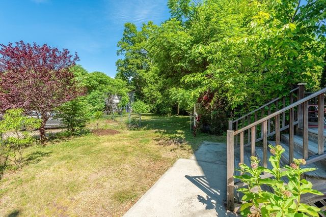 14 Holyoke St, Easthampton, MA 01027