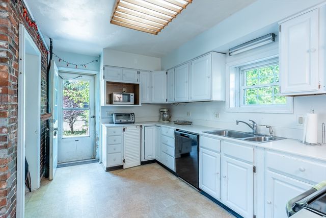 14 Holyoke St, Easthampton, MA 01027