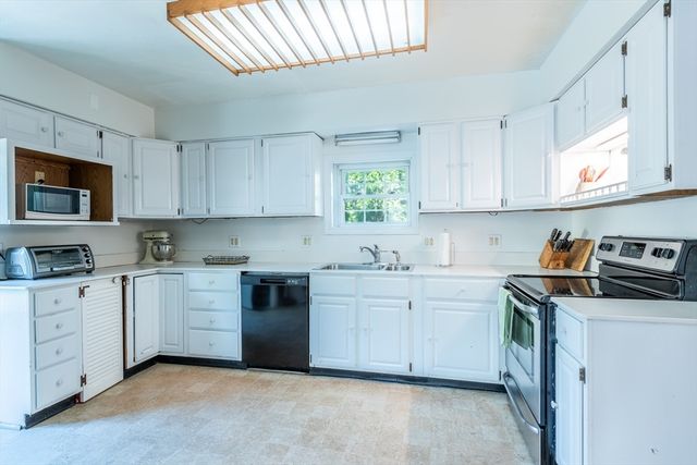 14 Holyoke St, Easthampton, MA 01027
