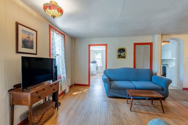 14 Holyoke St, Easthampton, MA 01027