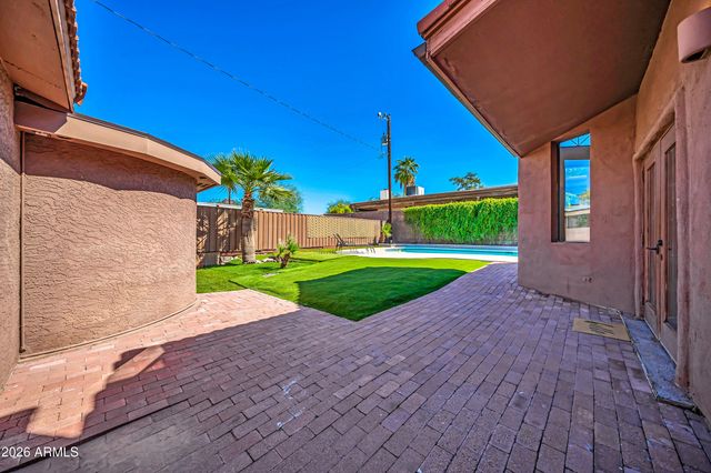 1450 E ROYAL PALM Road, Phoenix, AZ 85020