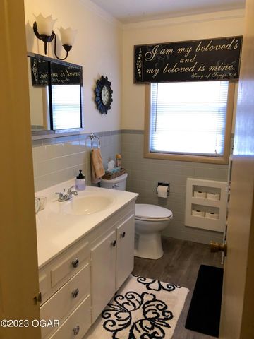 225 N Jackson Avenue, Joplin, MO 64801