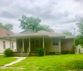 225 N Jackson Avenue, Joplin, MO 64801