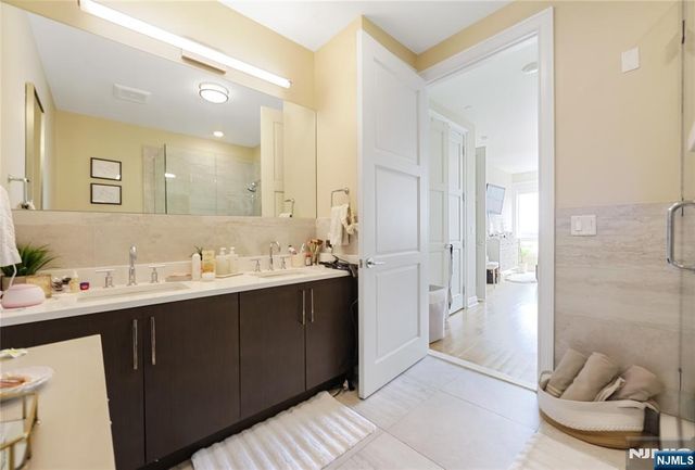 15 Somerset Lane 514, Edgewater, NJ 07020