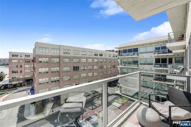 15 Somerset Lane 514, Edgewater, NJ 07020