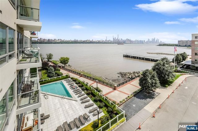 15 Somerset Lane 514, Edgewater, NJ 07020