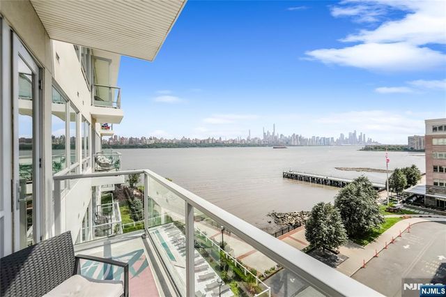 15 Somerset Lane 514, Edgewater, NJ 07020
