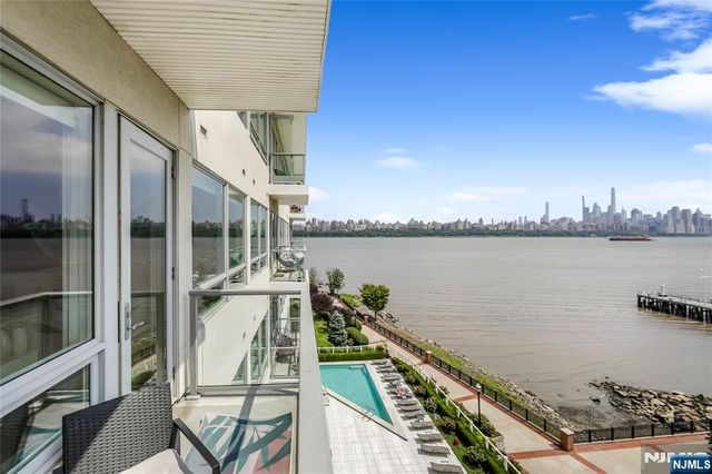 15 Somerset Lane 514, Edgewater, NJ 07020