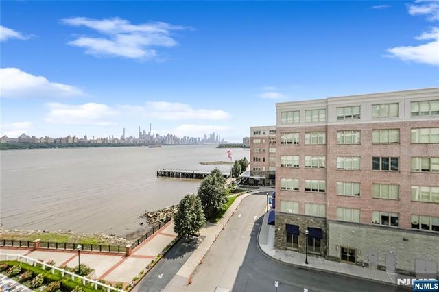 15 Somerset Lane 514, Edgewater, NJ 07020