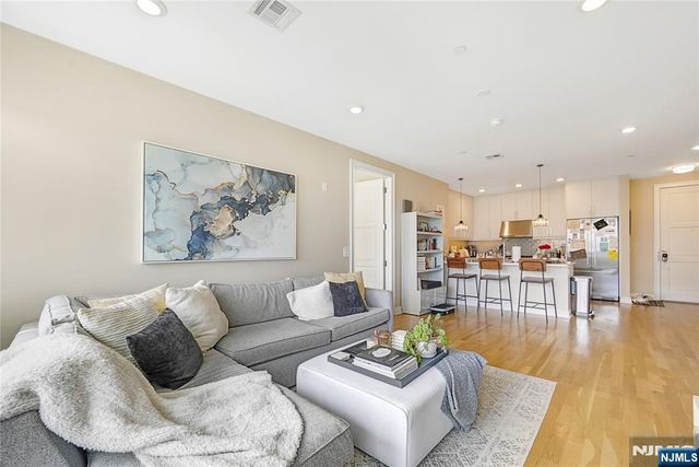 15 Somerset Lane 514, Edgewater, NJ 07020