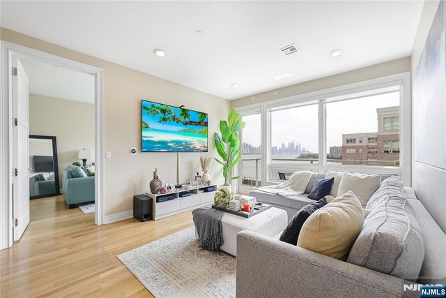 15 Somerset Lane 514, Edgewater, NJ 07020