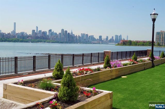 15 Somerset Lane 514, Edgewater, NJ 07020