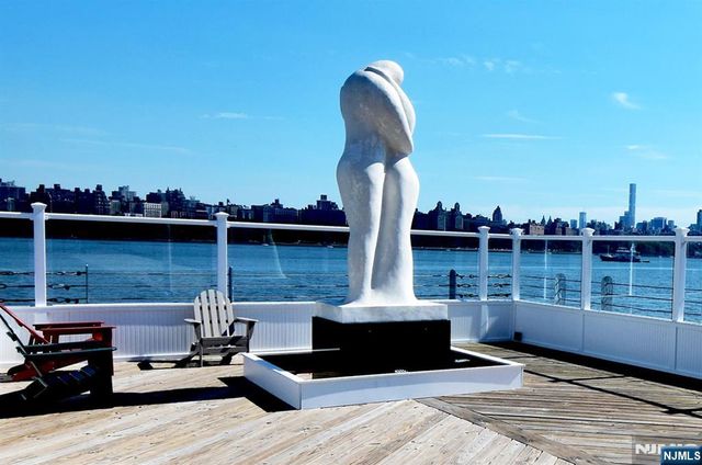 15 Somerset Lane 514, Edgewater, NJ 07020