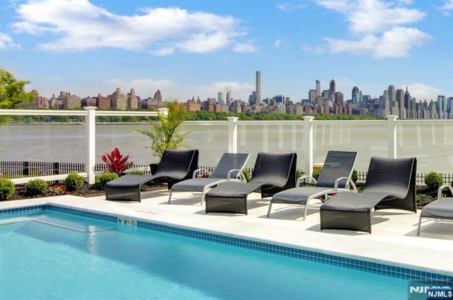 15 Somerset Lane 514, Edgewater, NJ 07020