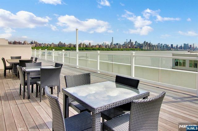 15 Somerset Lane 514, Edgewater, NJ 07020