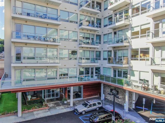 15 Somerset Lane 514, Edgewater, NJ 07020