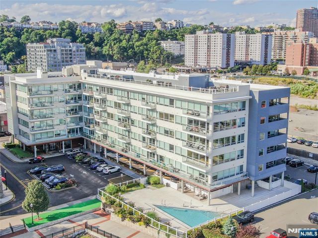 15 Somerset Lane 514, Edgewater, NJ 07020