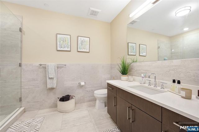 15 Somerset Lane 514, Edgewater, NJ 07020