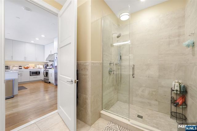 15 Somerset Lane 514, Edgewater, NJ 07020