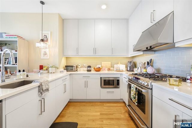 15 Somerset Lane 514, Edgewater, NJ 07020