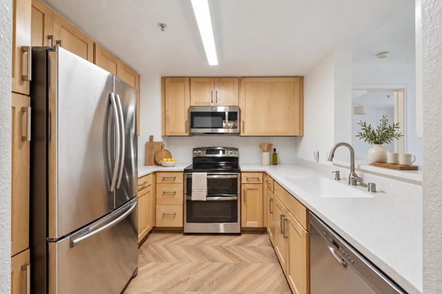 555 10th Street 102, Oakland, CA 94607