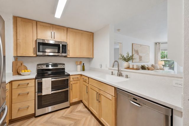 555 10th Street 102, Oakland, CA 94607