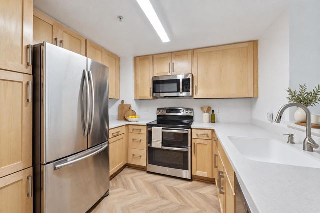 555 10th Street 102, Oakland, CA 94607