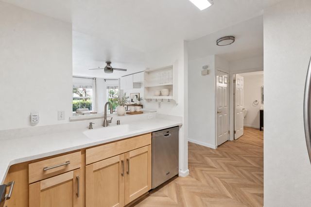 555 10th Street 102, Oakland, CA 94607