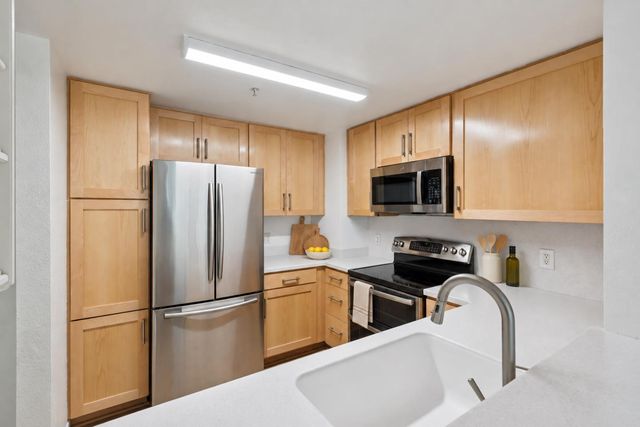 555 10th Street 102, Oakland, CA 94607