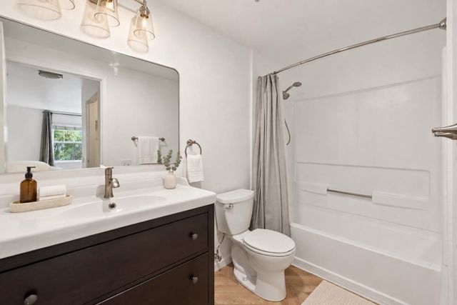 555 10th Street 102, Oakland, CA 94607